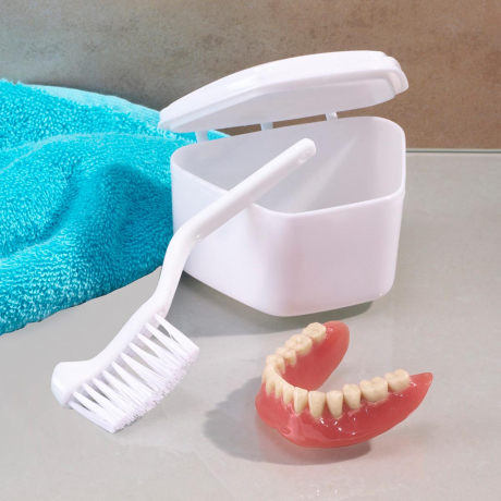Krabička na zubní protézu s čisticím kartáčkem - Kliknutím zobrazíte detail obrázku.